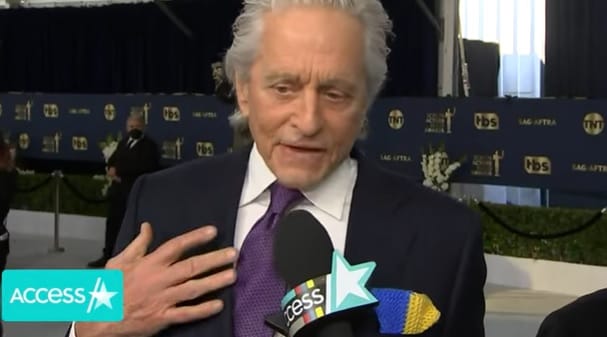 Michael Douglas sárga-kék díszzsebkedővel mutatta ki, mennyire büszke az ukránokra