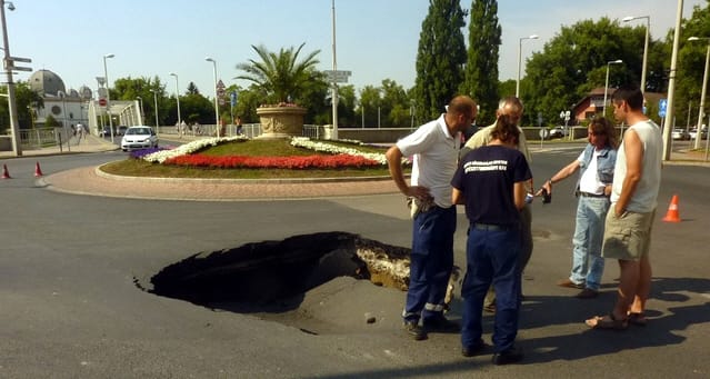 Fotó: autónyi kráter keletkezett egy győri körforgalomban