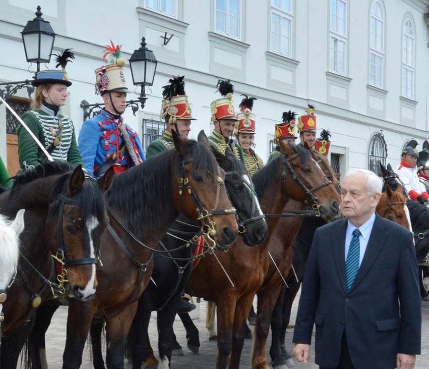 Fotó: Vicces huszárok trollkodták szét Harrach Péter díszszemléjét