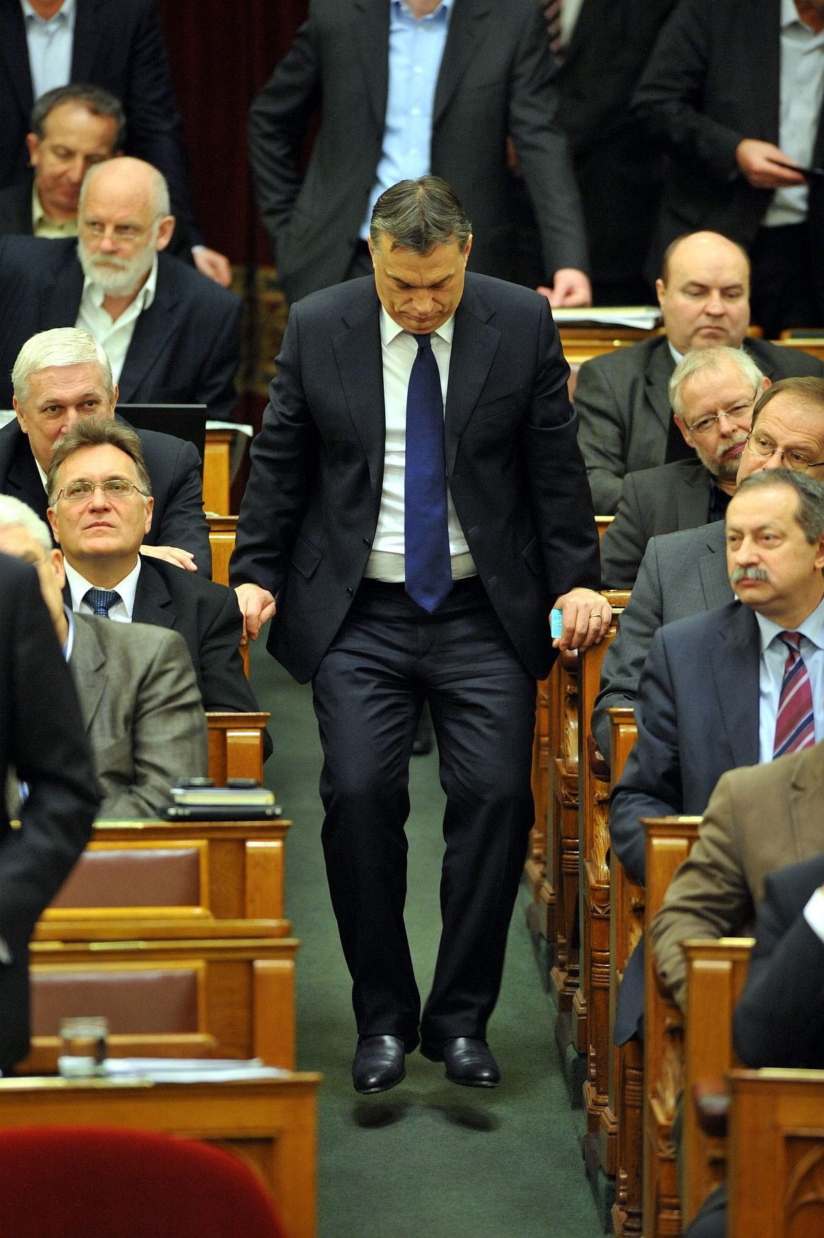 A nap képe: Orbán tornázik a parlamentben