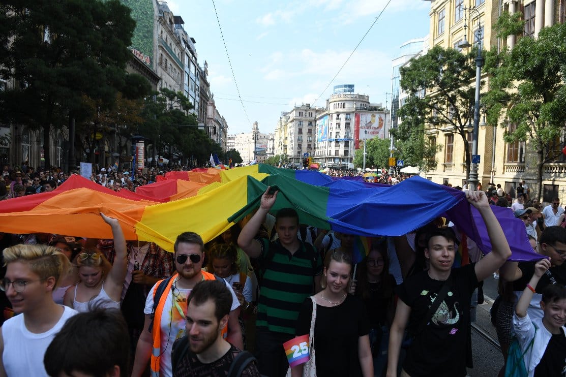 A Pride csapata most postán küldött egy szivárványzászlót Orbánnak, hogy tegye ki a Karmelitára