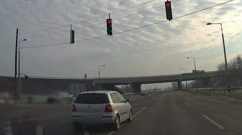 Mintha nem is lenne, úgy hajtanak át a piroson az autósok ezen a videón