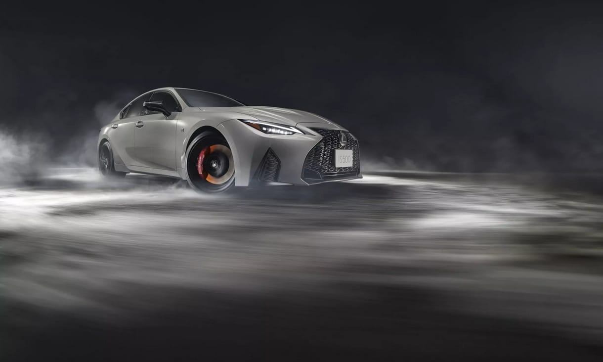 Búcsúzik a Lexus V8-as élményautója