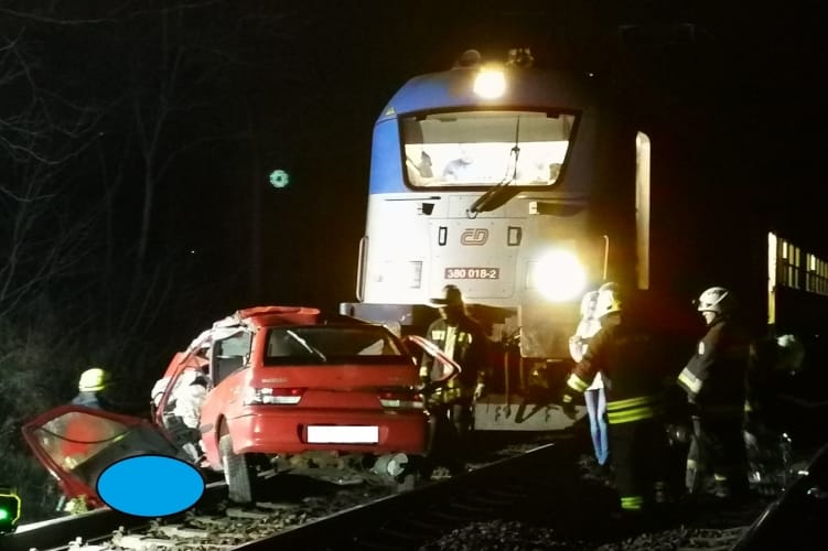 Nemzetközi gyorsvonat ütközött egy autóval Vácnál, ketten meghaltak