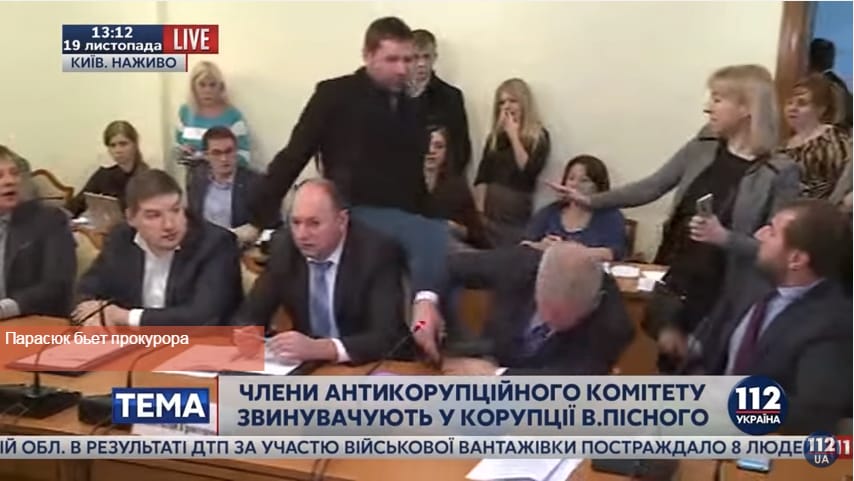 Fejrúgás egy ukrajnai parlamenti bizottsági ülésen – videó