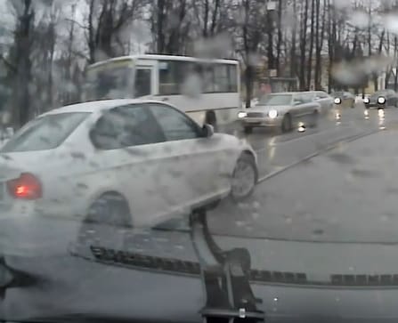 A villamossín az oka, hogy ez a BMW-s rendesen adott a sztereotípiáknak? – videó