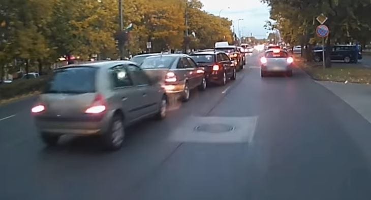 Pontosan így lehet vezetés közbeni mobilozással összetörni pár autót – videó