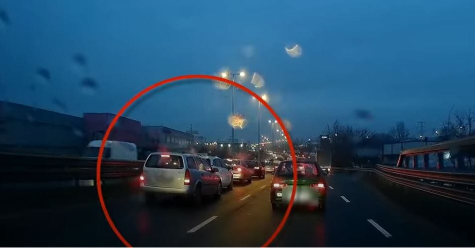 Álló kocsisorban adott gázt egy autós a Gyáli úti felüljárón – videó