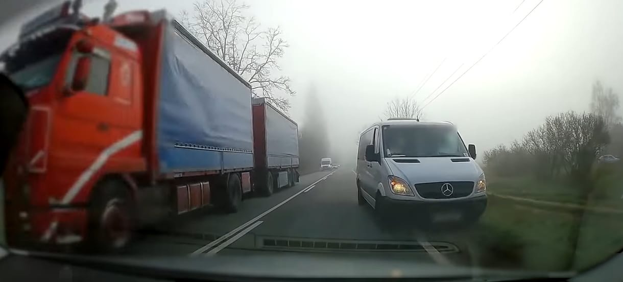 Kicsinyes balhézástól az életveszélyes előzésig - új autós videót adott ki a rendőrség