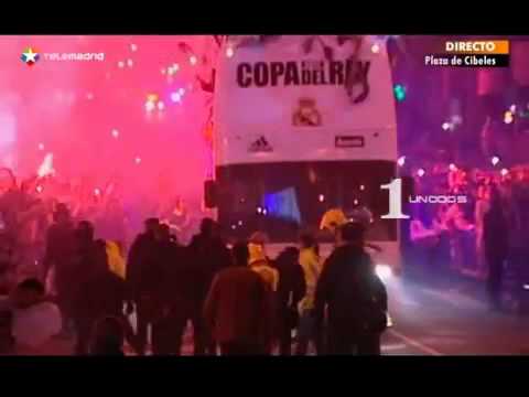 Videó: Sergio Ramos leejtette a kupát a busz tetejéről