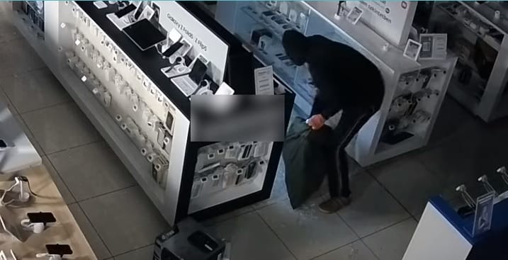 Videón, ahogy betörők fejszével verik szét a kirakatot, aztán kirámolják a veszprémi üzletet