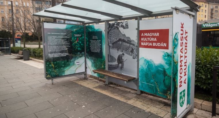Verset nyomtat az egyik buszmegálló a Széll Kálmán téren