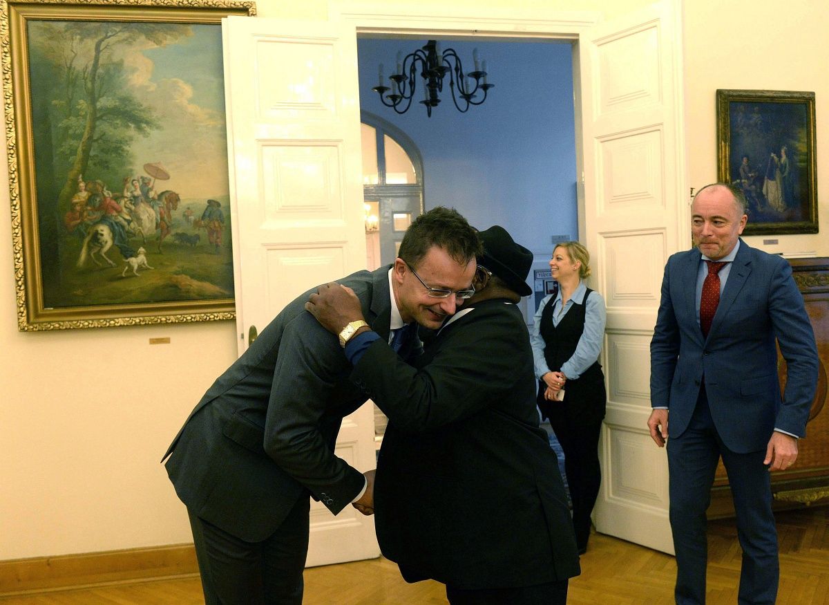 Ritka fotó: Szijjártó lehajolt egy ölelésért