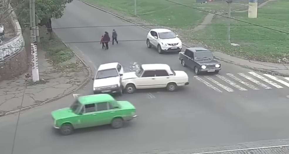 Vontatni kellett a Ladát, de nem jutottak vele messzire – videó