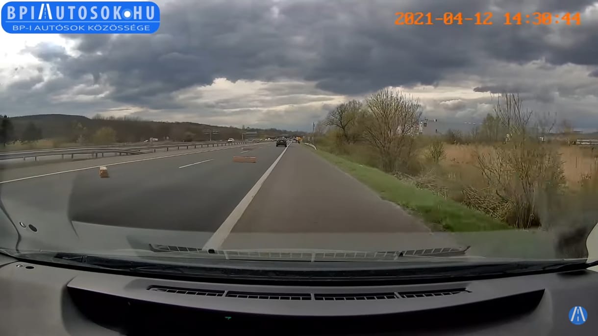 Dobozok hullottak le egy román kisbuszról az M1-es-en – videó