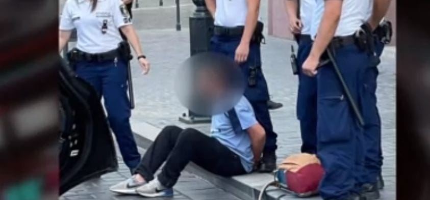 Zavart férfi ugrott be egy terepjáróba a Budai Várban, a sofőr ijedtében rálépett a gázra