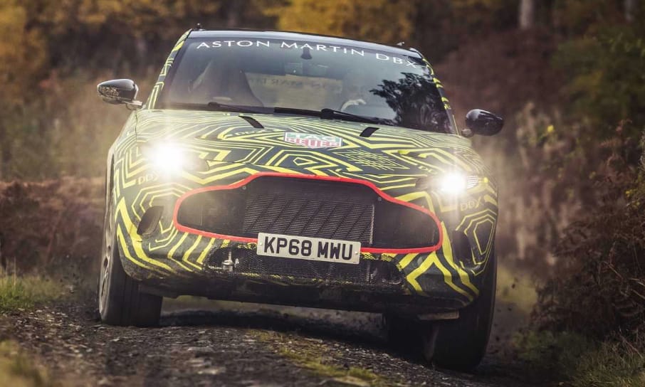 Hivatalos fotókon az Aston Martin sárban száguldó első divatterepjárója