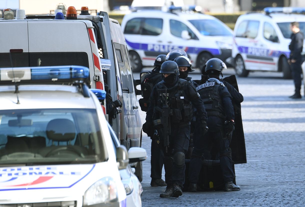 Harminc év börtönre ítélték azt a férfit, aki késsel támadt katonákra a Louvre-nál