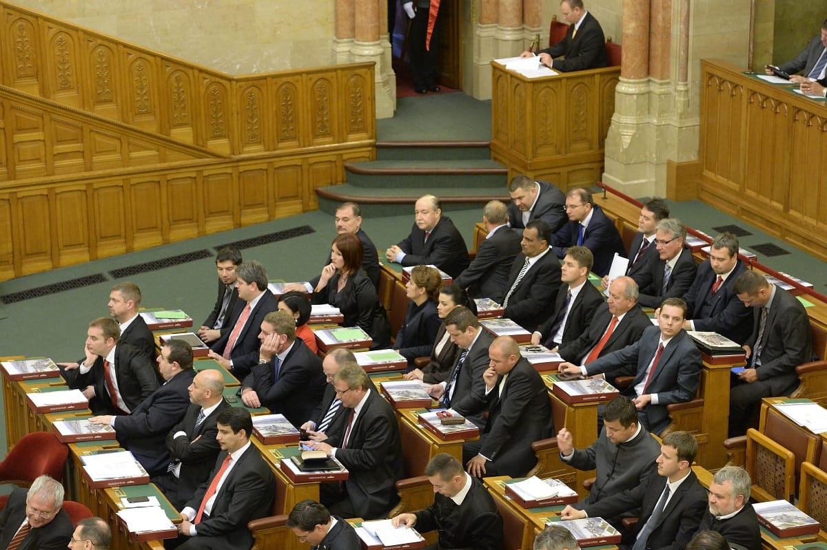 Szerdán megalakítja frakcióját az MSZP
