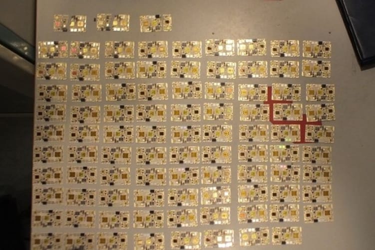 Autóelektronikai alkatrészeket pakolt egy üdítős dobozba, elkapták