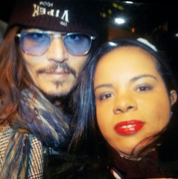 Képek: Megvolt neki Johnny Depp és Brad Pitt is – több ezer sztárral fotózta magát egy 26 éves nő