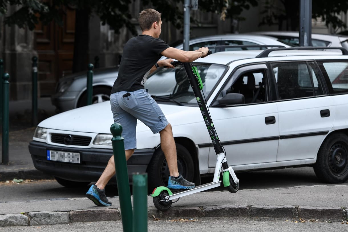 Több mint 500 elektromos rollert kell kihalászni a Rajnából Kölnnél, mert beledobálják őket