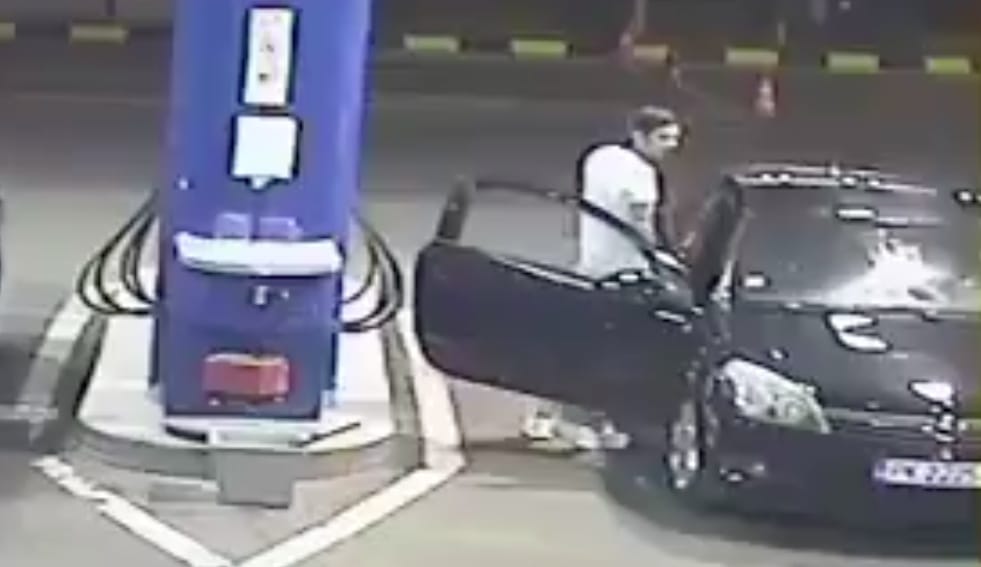 Instant karma: benzinkúton cigarettázott a fiatal autós, csúnyán ráfázott – videó
