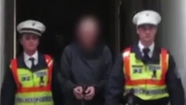 Videó: bilincsben viszik el a rajtakapott budapesti autófeltörőt