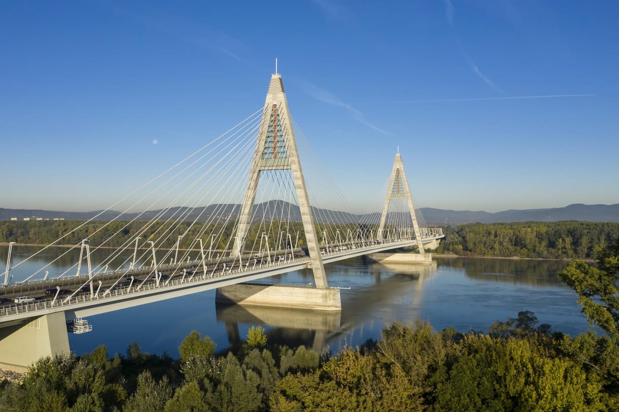 Fejre állt egy autó a Megyeri hídon