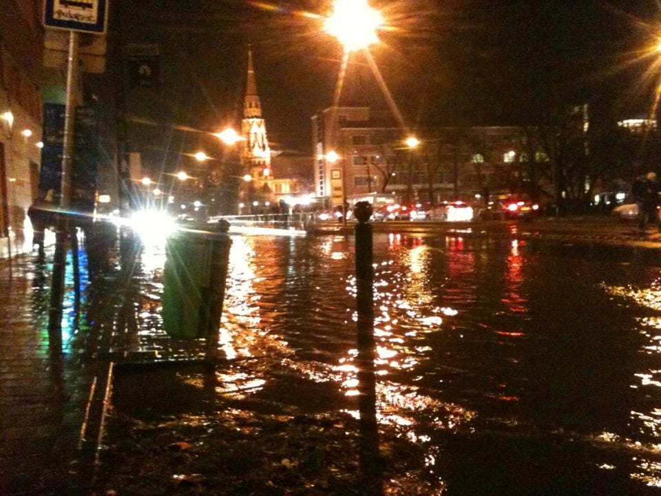 Fotó: csőtörés miatt állt a víz Béke térnél