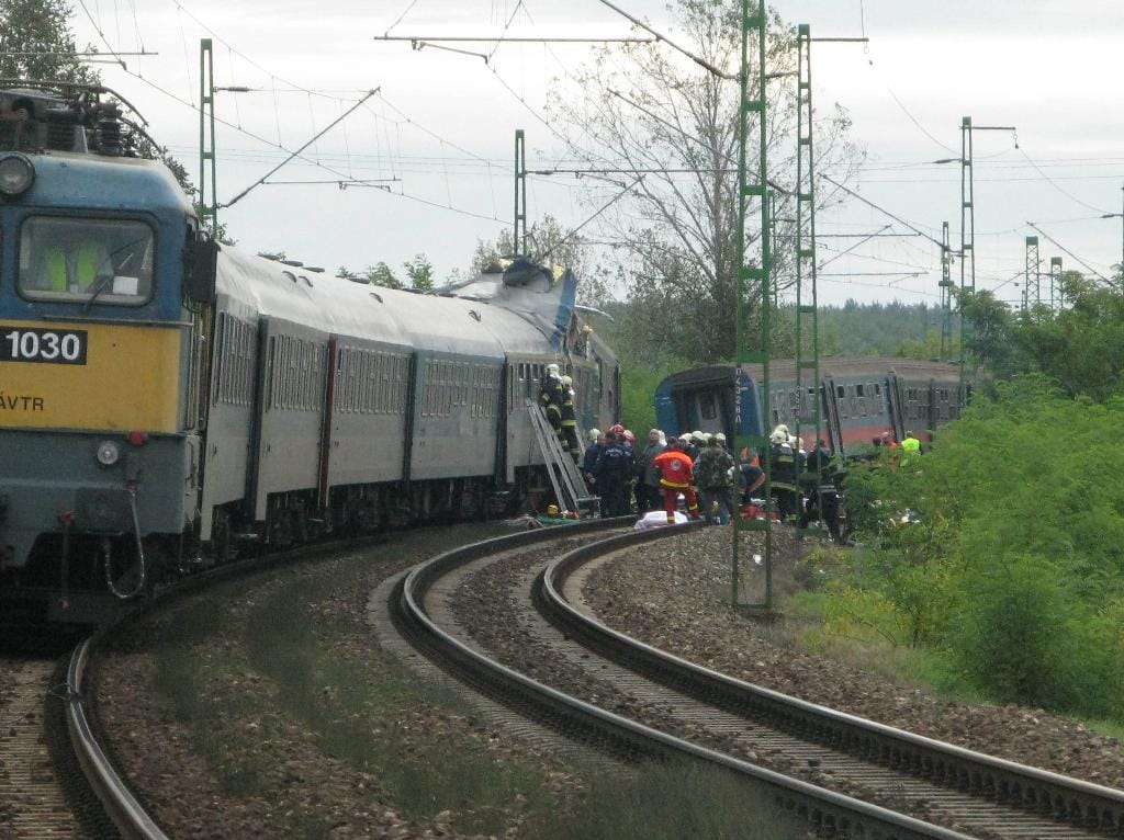 14 év után reménykedhetnek Monorierdőn egy fedett utasváróban