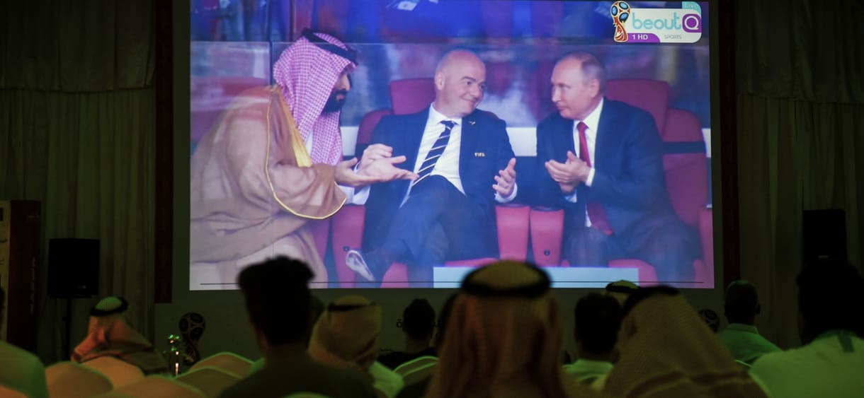 Kiderült, miért mosolygott a vereség ellenére a szaúdi trónörökös Putyin mellett a focivébén
