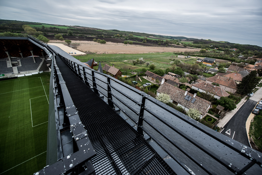 Felcsút: egymás mellett hirdet Simicska és Mészáros Orbán stadionjában – Nagyítás-fotógaléria