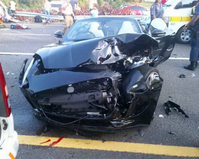 Mikrobusszal ütközött egy Jaguar F-Type, 17 sérült – fotók