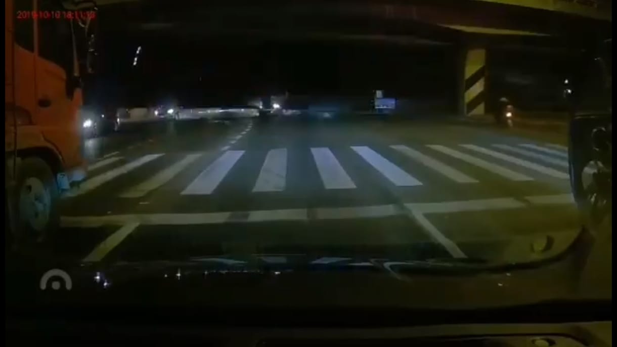 Videóra vették, ahogy közlekedőkre omlik egy autópályahíd Kínában