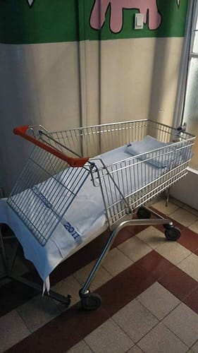 Tényleg bevásárlókocsiban szállítják a gyerekeket egy kórházban