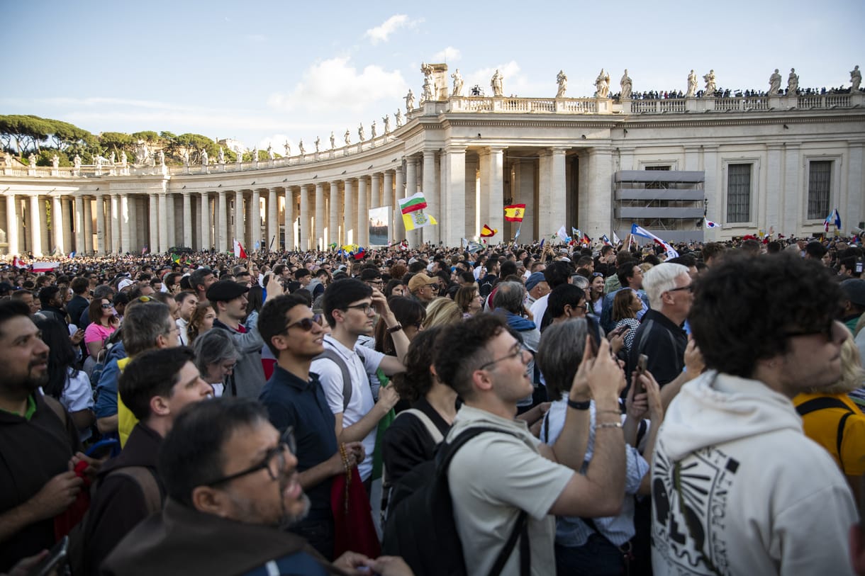 Zarándokok, turisták, de még Orbán-fanok is voltak a Szent Péter téren – helyszíni riport Rómából