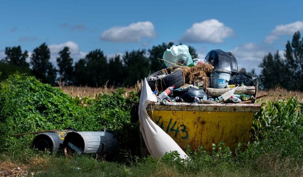 Szigorították a rendszert, mégis óriási szeméthalmok éktelenkednek országszerte