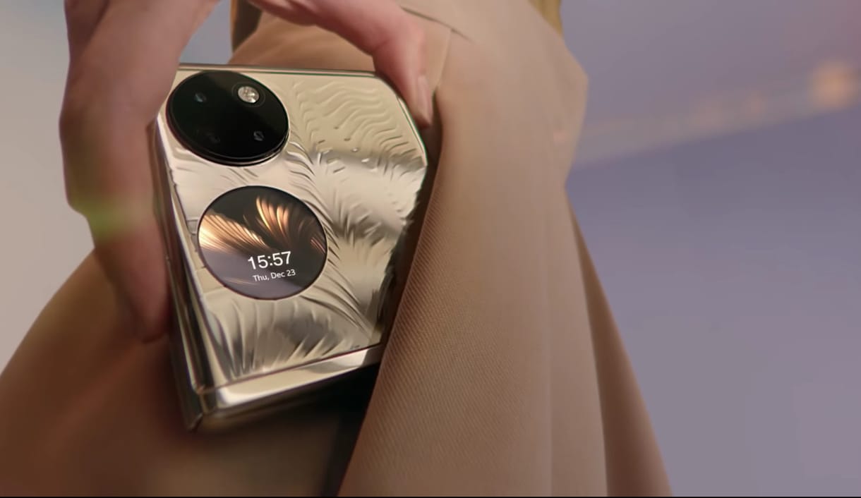 Itt a Huawei új összecsukható okostelefonja, a P50 Pocket