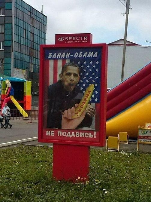 Fotók: Rasszista Obama-plakáttal hangolják az oroszokat Amerika ellen