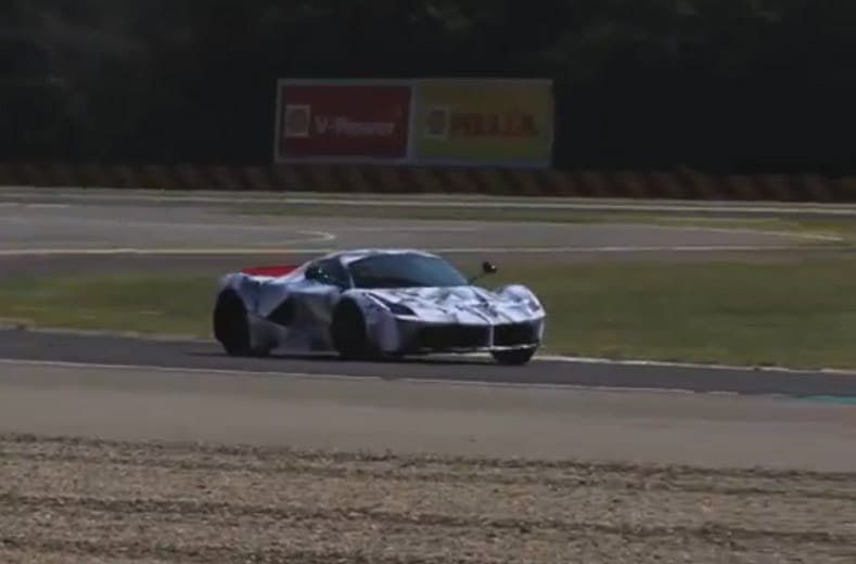 Így gyötri Alonso a legbrutálisabb utcai Ferrarit – videó