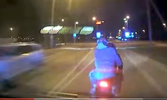 Videó: A zsarukat sem kell félteni, simán elütnek egy menekülő motorost