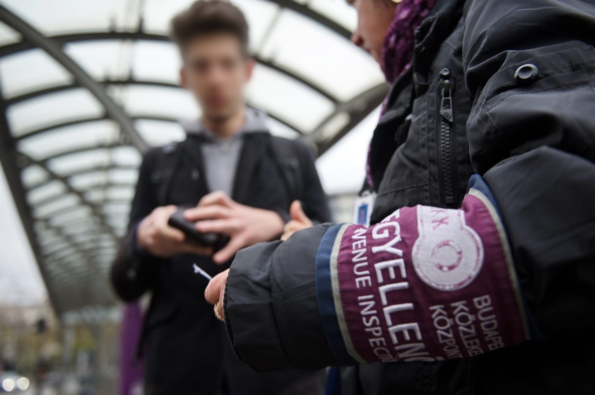 Ön is eldöntheti, milyen ruhában legyenek a budapesti jegyellenőrök