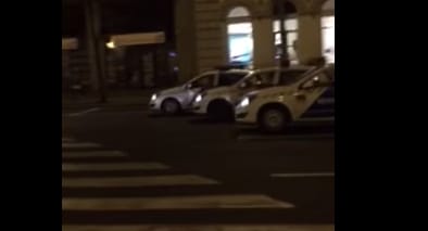 Videó: Három rendőrautó rendezett gyorsulásit a Bajcsyn az éjjel