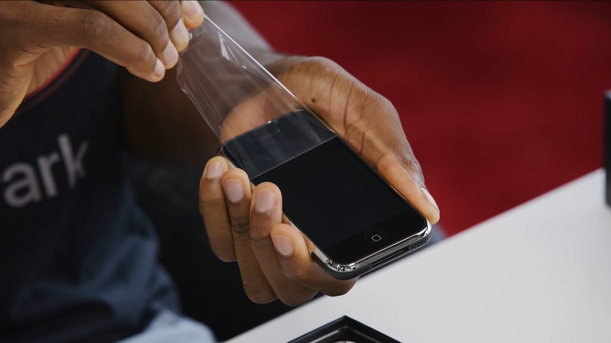 Több mint 13 millió forintot fizetett egy youtuber egy bontatlan első generációs iPhone-ért – videón a kibontás folyamata