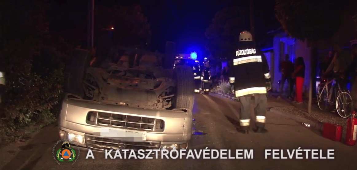 Videó: Autóból kirepült embert vittek el a mentők