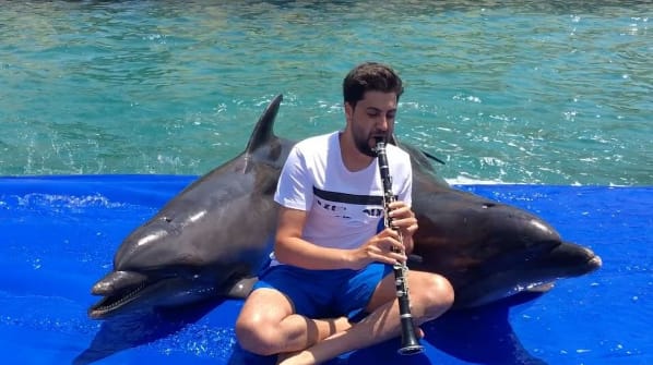 Hallott már ember-delfin duettet? Ha nem, most bepótolhatja!