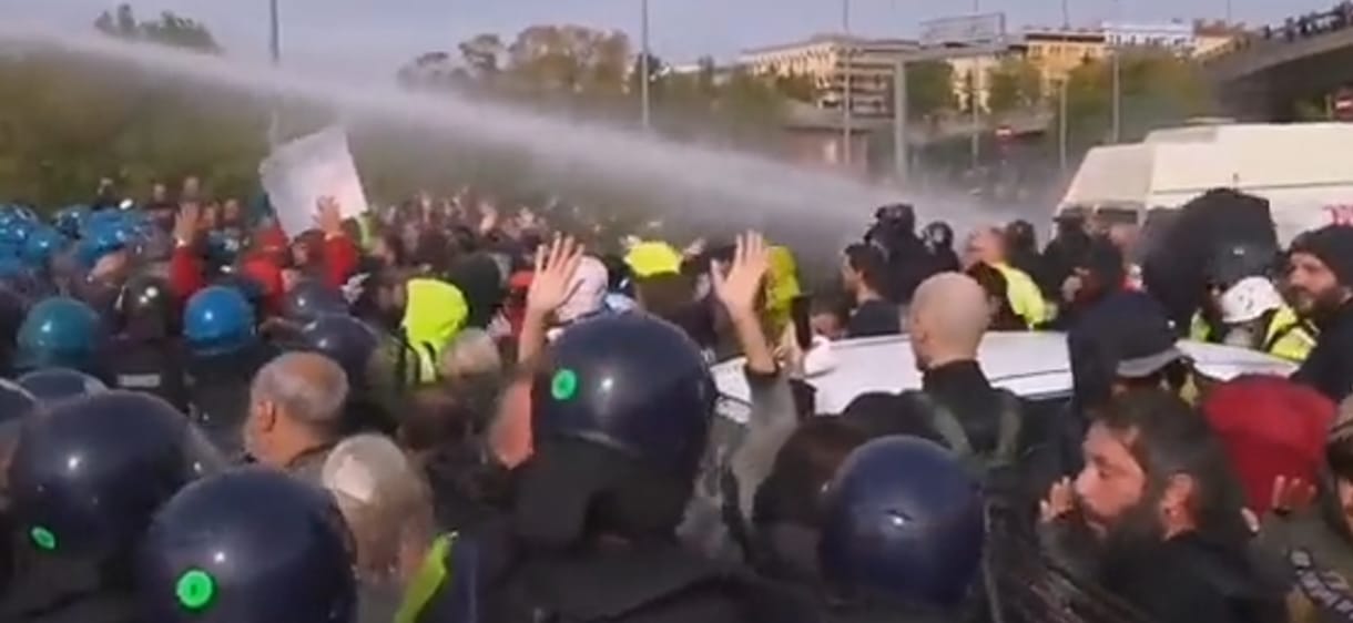 Kitiltják az olasz városközpontokból az oltásellenes tüntetéseket