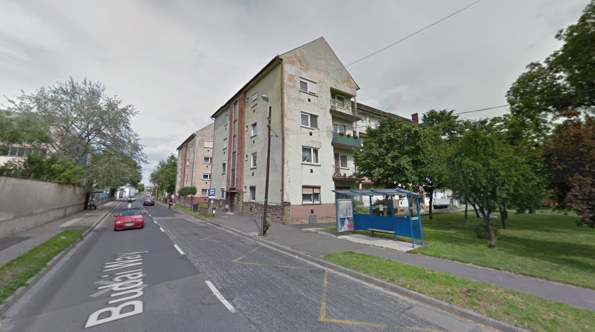 Babakocsis nő ütött meg egy buszsofőrt, keresik