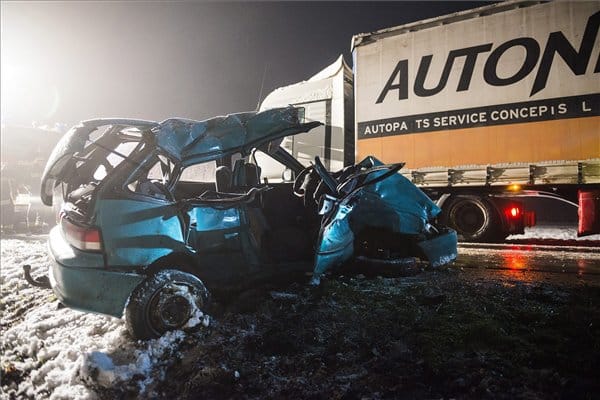 Ketten meghaltak a teherautónak csapódó Suzukiban – fotók
